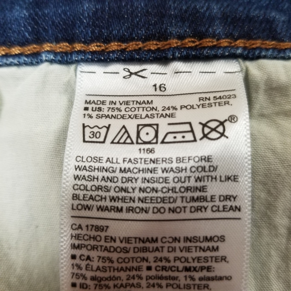 Old Navy Boyfriend Mid Rise Denim Shorts Button Fly Size 16 - Picture 6 of 6